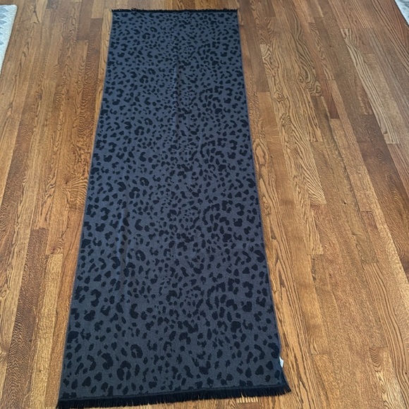 Gap Women’s Black Leopard Print Reversible Scarf - Picture 5 of 6